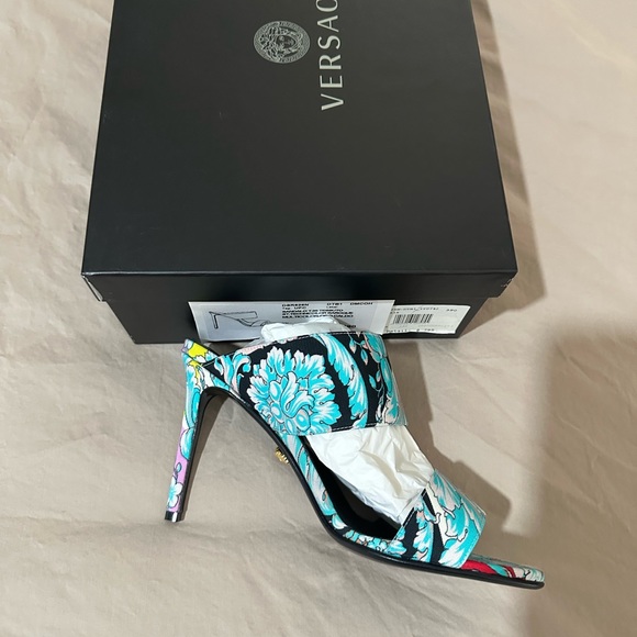 Versace shoes - Picture 2 of 3